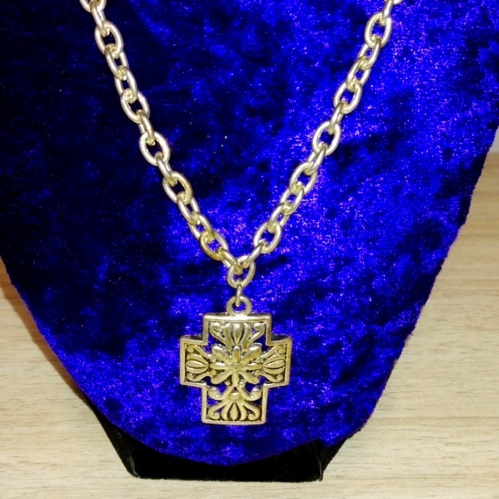 Beautiful silvertone cross on chain